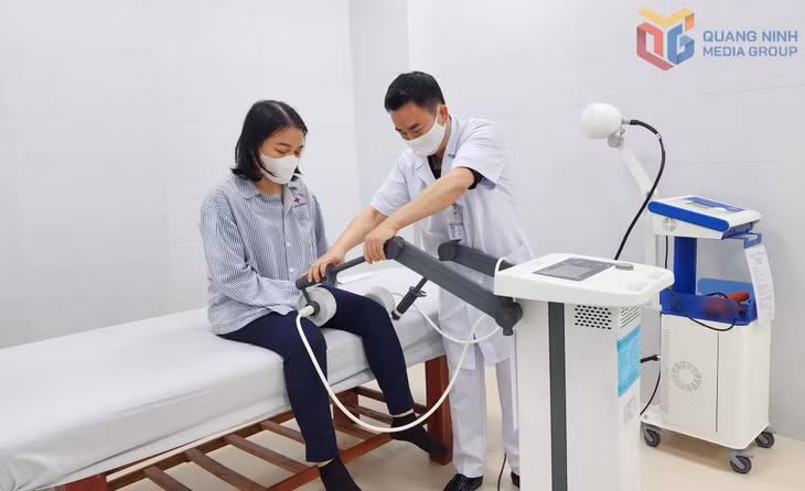 Kỹ thuật viên Khoa Y học cổ truyền - Vật lý trị liệu - Phục hồi chức năng, Bệnh viện Đa khoa khu vực Đông Triều sử dụng thiết bị vật lý trị liệu điều trị cho người bệnh tại cơ sở mới.