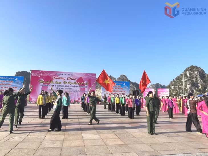 Phụ nữ phường Hạ Long tham gia trình diễn dân vũ "Giai điệu bên bờ di sản".