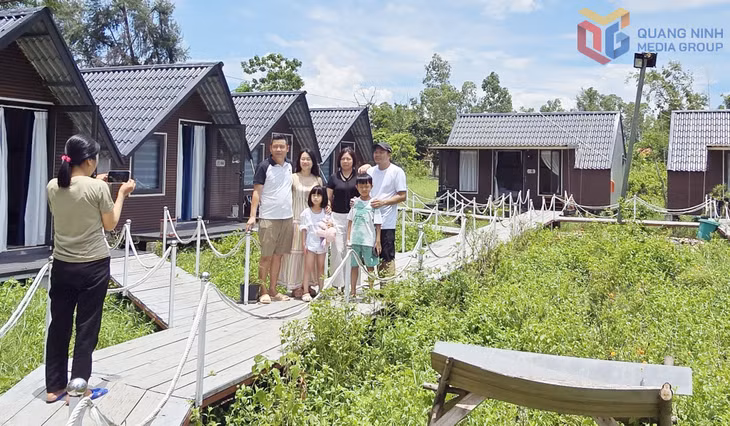 Du khách lưu lại khoảnh khắc kỷ niệm tại Homestay Ngọc Châu, xã đảo Vĩnh Thực.