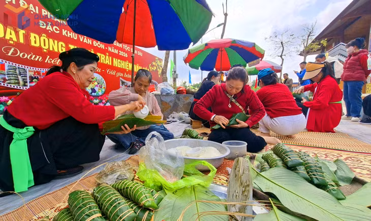 Tham gia cuộc thi gói bánh chưng gù truyền thống của người Sán Dìu.