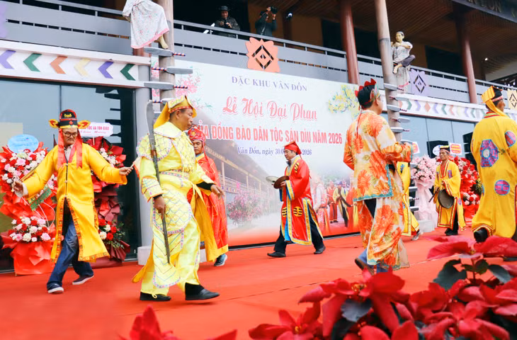 Múa hành quang đậm bản sắc mô phỏng hành trình các vị thần linh, thánh tổ và các bậc tiền nhân tuần du quanh không gian làng bản, giáng phúc cho dân làng trong dịp lễ lớn...