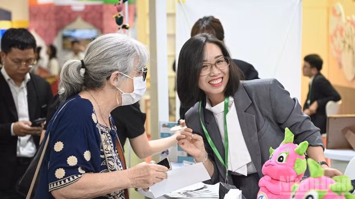 VITM Hà Nội 2025 thu hút đông đảo du khách, các tổ chức, doanh nghiệp kinh doanh dịch vụ du lịch, lữ hành trong nước và quốc tế quan tâm. (Ảnh: SƠN TÙNG)
