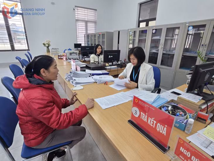 Cán bộ công chức Trung tâm Phục vụ hành chính công phường Hoàng Quế giải quyết thủ tục hành chính cho người dân.