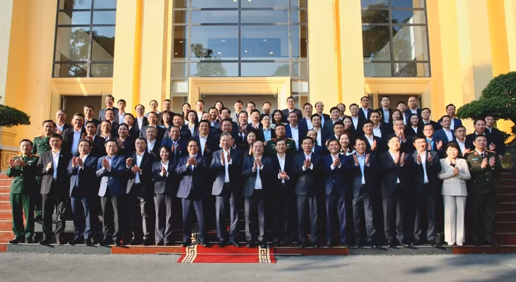 Đồng chí Tổng Bí thư Tô Lâm cùng Đoàn công tác của Ban Chấp hành Trung ương Đảng chụp ảnh lưu niệm cùng các đồng chí lãnh đạo tỉnh Quảng Ninh.