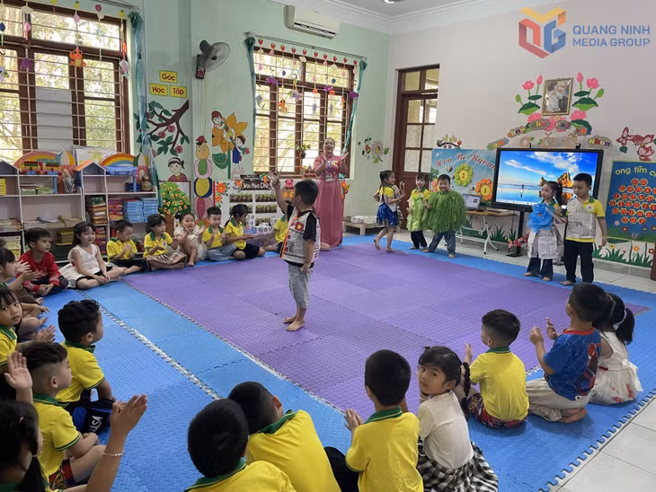 Cùng với tăng trưởng kinh tế, Quảng Ninh tiếp tục chăm lo phát triển xã hội. Trong ảnh: Một tiết học của học sinh Trường Mầm non Thượng Yên Công, phường Yên Tử.