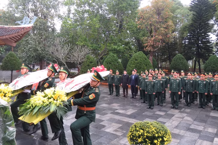 Đoàn công tác đặt vòng hoa, dâng hương tưởng niệm các anh hùng, liệt sĩ tại Khu tưởng niệm các anh hùng, liệt sĩ Pò Hèn.