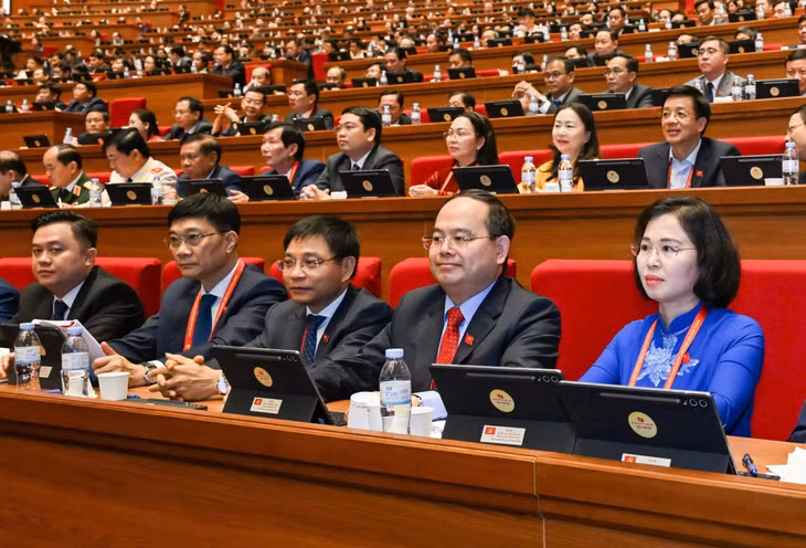 Đồng chí Quản Minh Cường, Bí thư Tỉnh ủy, Trưởng Đoàn ĐBQH tỉnh, Trưởng Đoàn đại biểu Đảng bộ tỉnh Quảng Ninh, cùng các đại biểu của tỉnh tham dự phiên thảo luận tại hội trường.