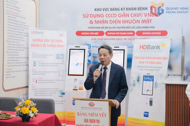 Thạc sĩ, bác sĩ CKII Trịnh Văn Mạnh, Phó Giám đốc Sở Y tế Quảng Ninh phát biểu tại lễ bàn giao và đưa vào hoạt động hệ thống Kiosk y tế thông minh tại Bệnh viện Đa khoa tỉnh, tháng 2/2025.
