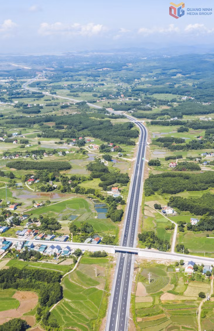 Cao tốc giúp rút ngắn thời gian di chuyển từ đô thị khu vực biên giới Móng Cái về các địa phương trung tâm của tỉnh Quảng Ninh và đến Hà Nội; đẩy mạnh việc kết nối, giao thương từ thủ đô đến khu vực biên giới, phát triển kinh tế vùng nơi có cao tốc đi qua.