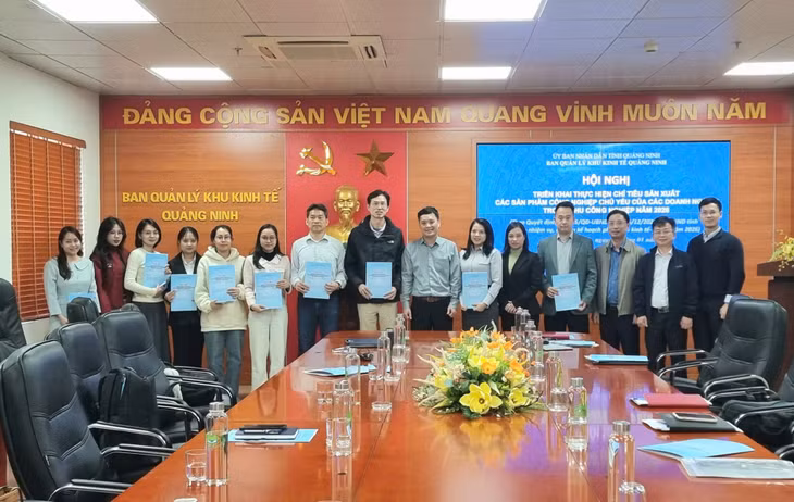 Lãnh đạo Ban Quản lý Khu kinh tế Quảng Ninh giao chỉ tiêu sản phẩm cho các doanh nghiệp năm 2026.