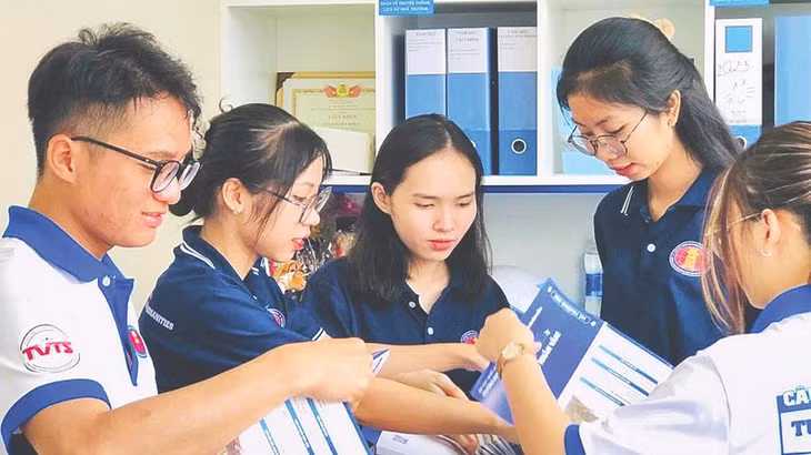 Sinh viên Trường đại học Khoa học xã hội và nhân văn Thành phố Hồ Chí Minh thực hành nghiên cứu khoa học.