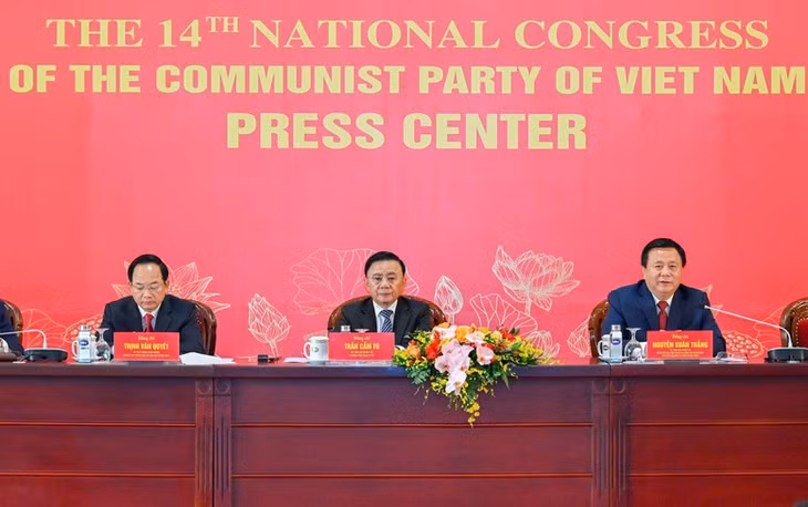 Các đồng chí chủ trì họp báo