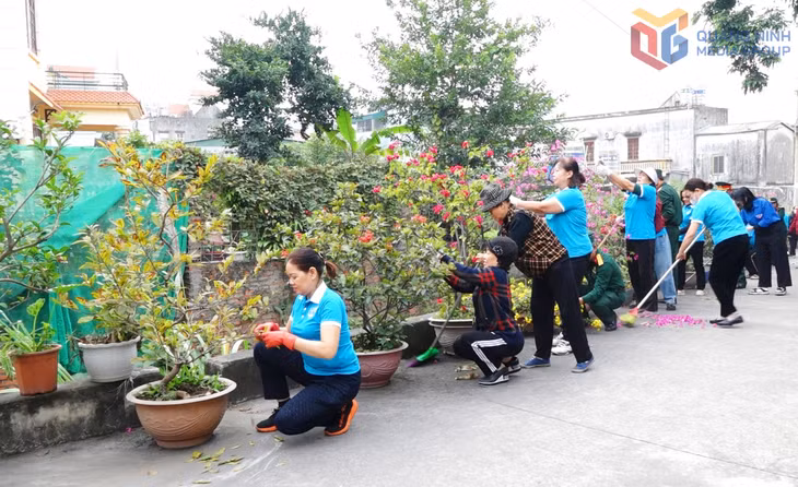 Hội LHPN phường Cẩm Phả chăm sóc đường hoa khu dân cư trên địa bàn phường.