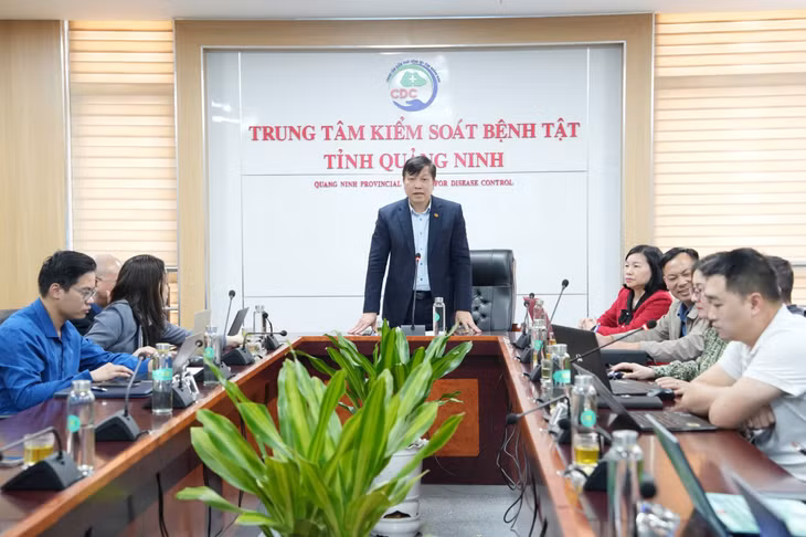 Đồng chí Nguyễn Minh Tuấn, Phó Giám đốc Sở Y tế chủ trì Hội nghị trực tuyến tập huấn công tác giám sát, phòng, chống dịch bệnh do vi rút Nipah (NiV). Ảnh: CDC Quảng Ninh.