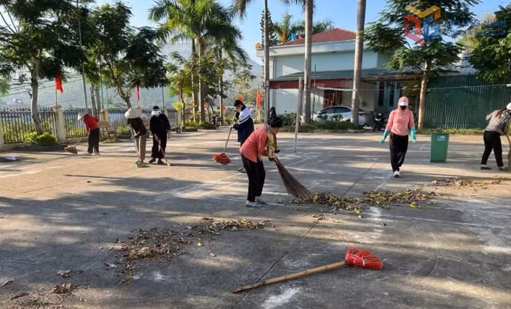 Ngày Chủ nhật xanh của Chi hội Phụ nữ khu 6, phường Mông Dương.