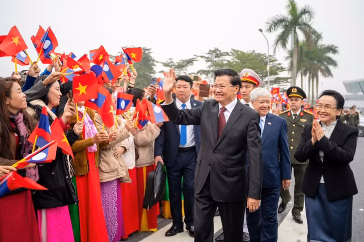 Lễ đón Tổng Bí thư Ban Chấp hành Trung ương Đảng Nhân dân cách mạng Lào, Chủ tịch nước Cộng hòa Dân chủ Nhân dân Lào Thongloun Sisoulith và Phu nhân tại sân bay Quốc tế Nội Bài - Ảnh: VGP/Nhật Bắc