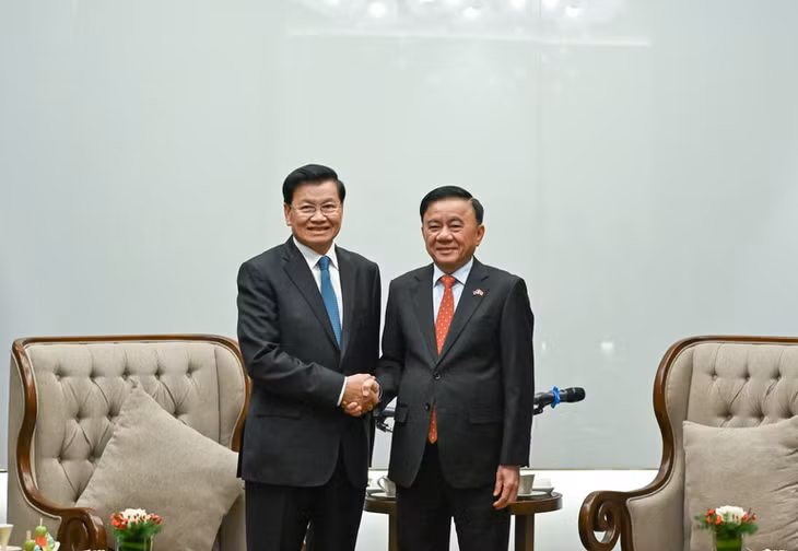 Thường trực Ban Bí thư Trần Cẩm Tú chào thân mật Tổng Bí thư, Chủ tịch nước Lào Thongloun Sisoulith . (Ảnh: DUY LINH)