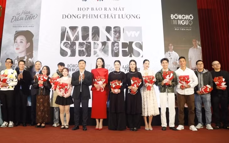 Nhà báo Đỗ Thanh Hải trao hoa cho ê kíp 3 đoàn phim trong buổi họp báo ra mắt chiều 22-1 - Ảnh: VTV