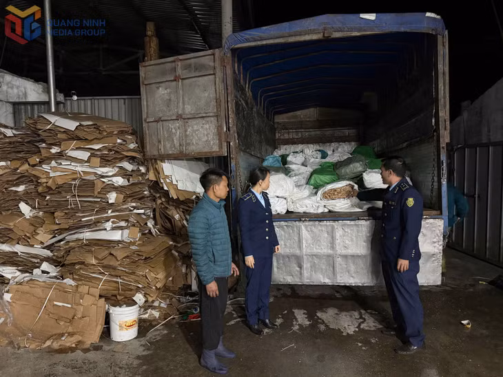 Đội QLTT số 1 phát hiện và xử lý phương tiện vận chuyển 3.120 kg chân gà không rõ nguồn gốc, xuất xứ.