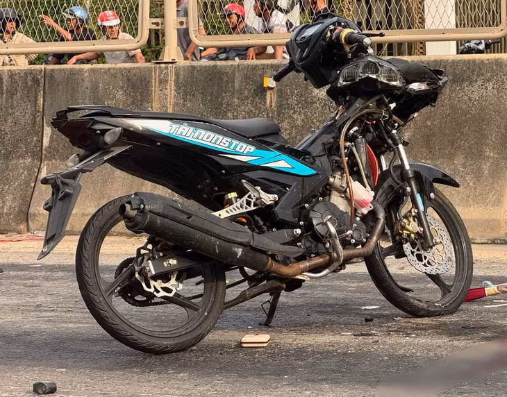 Xe máy không gắn biển số tại hiện trường. Ảnh: Duy Tuấn