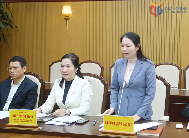 Đồng chí Nguyễn Thị Thúy, Giám đốc Sở Giáo dục và Đào tạo, báo cáo tại buổi làm việc.
