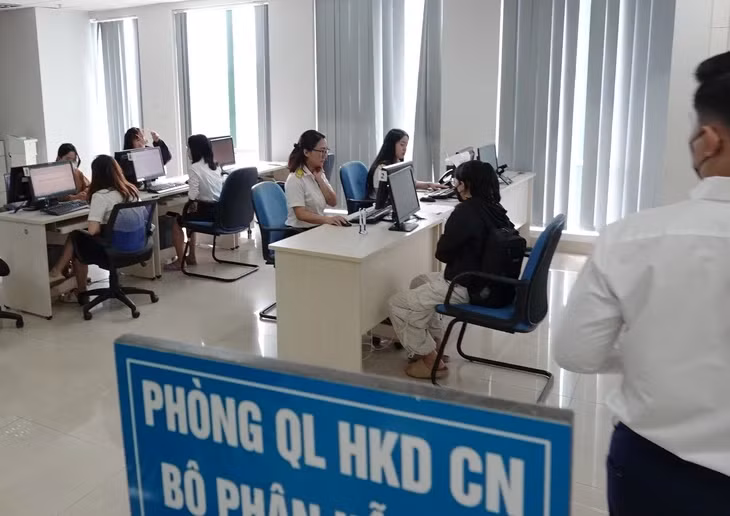 Cơ quan thuế phối hợp với chính quyền địa phương để đảm bảo 100% hộ kinh doanh có hoạt động kinh doanh được đưa vào quản lý thuế - Ảnh: T.T.D.