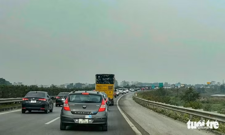 Cao tốc Nội Bài - Lào Cai ùn ứ đoạn gần trạm thu phí do lượng xe tăng vọt