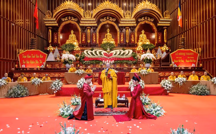 Thượng tọa Thích Đạo Hiển chủ trì nghi lễ Hằng Thuận cho một cặp đôi tại cung Trúc Lâm Yên Tử. Ảnh: Quốc Nam (CTV)