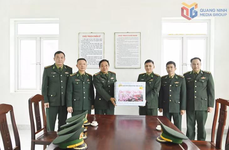 Đại tá Nguyễn Quang Hòa, Chỉ huy trưởng BCH BĐBP tỉnh tặng quà cán bộ chiến sĩ Trạm BP Mã Cháu, Đồn BP Thanh Lân.
