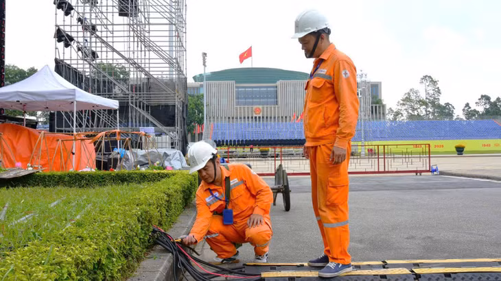 Kiểm tra việc bảo đảm cấp điện phục vụ các sự kiện chính trị quan trọng tại Hà Nội. (Ảnh: Việt Anh/Icon.com.vn)