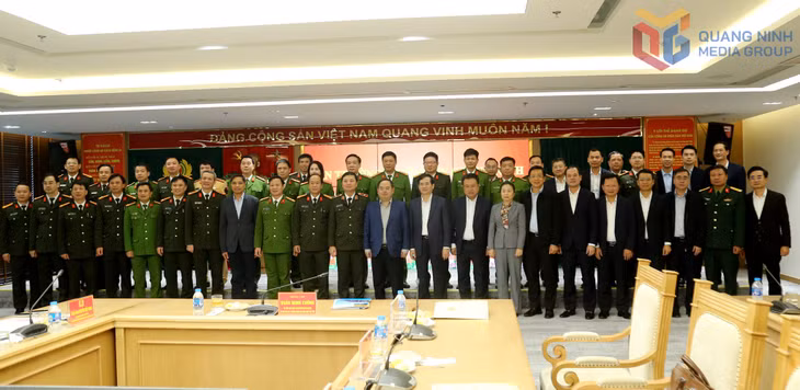 Ban Thường vụ Tỉnh ủy chụp ảnh cùng Ban Thường vụ Đảng ủy Công an tỉnh.