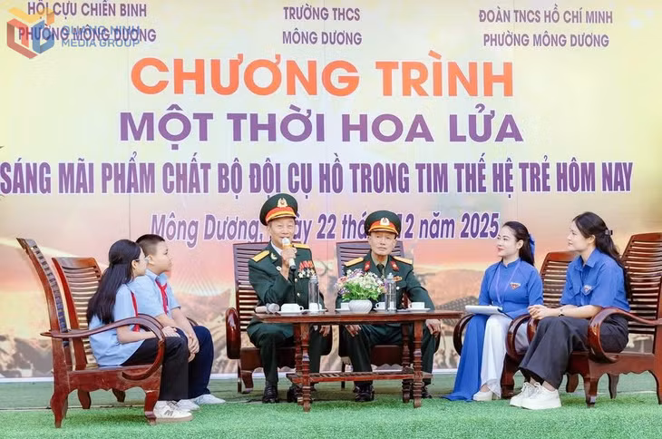 CCB phường Mông Dương tham gia tạo đàm nói về truyền thống cách mạng cho học sinh.