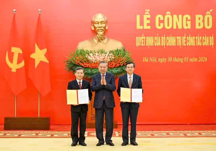Tổng Bí thư Tô Lâm trao Quyết định của Bộ Chính trị cho các đồng chí Lê Minh Trí và Đoàn Minh Huấn.(Ảnh: DUY LINH)