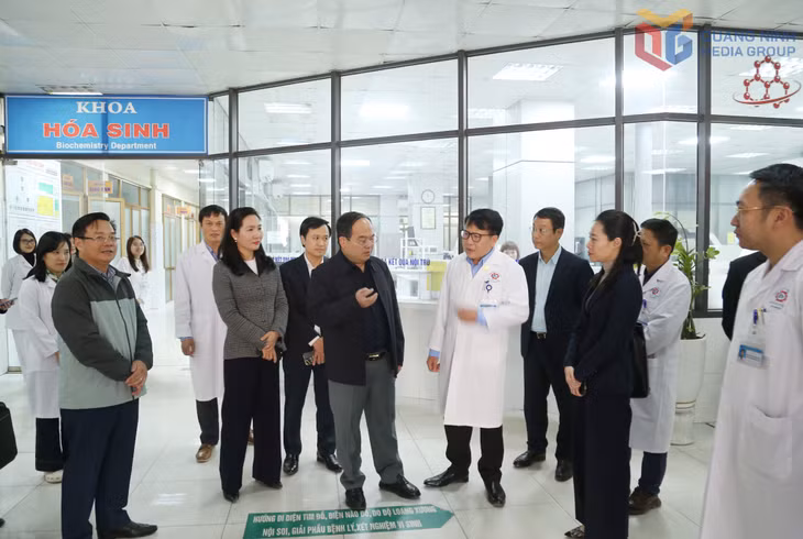 Đồng chí Bí thư Tỉnh ủy cùng đoàn công tác kiểm tra cơ sở vật chất tại khoa huyết học