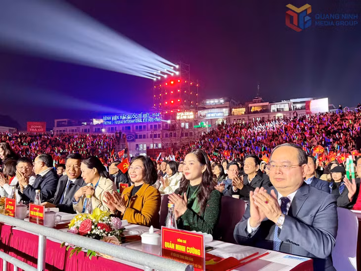 Các đồng chí lãnh đạo tỉnh theo dõi chương trình. 
