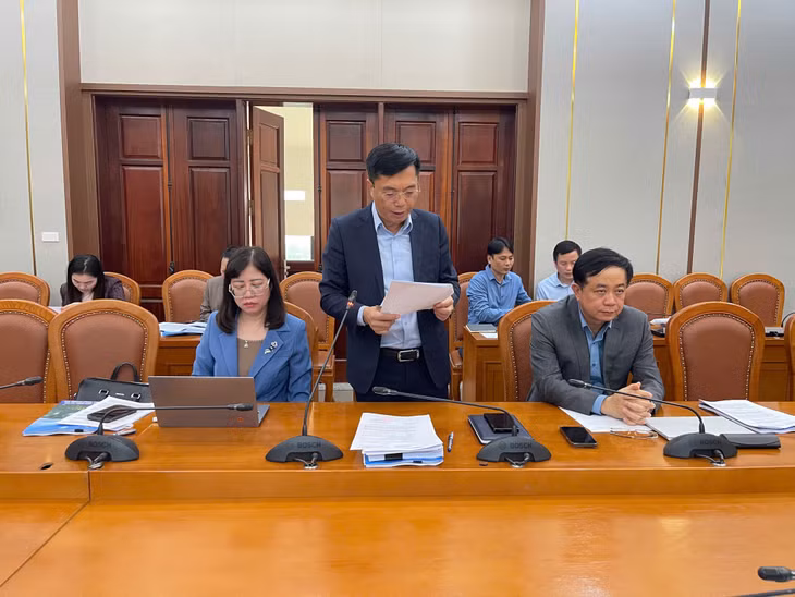 Đại diện Sở Văn hóa, Thể thao và Du lịch trình bày dự thảo nghị quyết tại cuộc họp.
