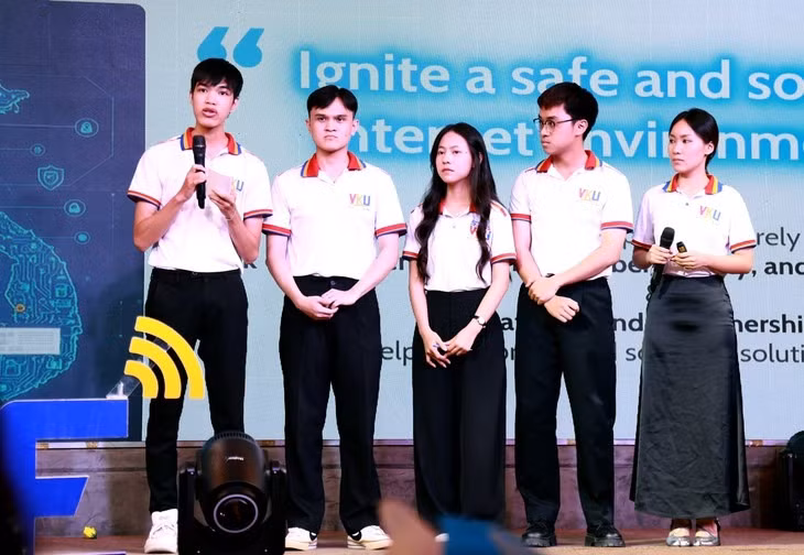 Nhóm sinh viên phát triển ShieldNet - hệ thống AI đa tầng hỗ trợ và bảo vệ không gian mạng - Ảnh: C.SA