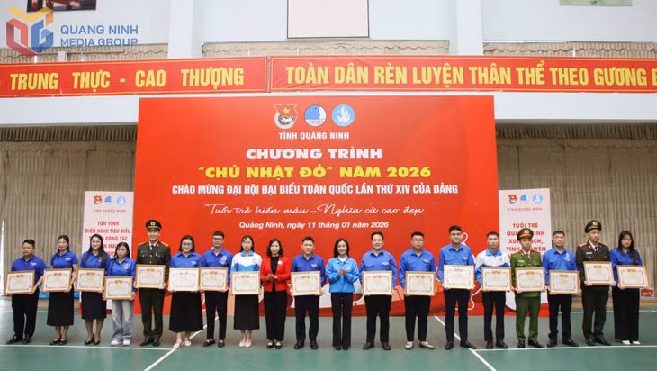 Anh Nguyễn Văn Tiên (thứ 3, phải sang) được nhận bằng khen của Tỉnh Đoàn về thành tích xuất sắc trong phong trào hiến máu tình nguyện giai đoạn 2021-2025.