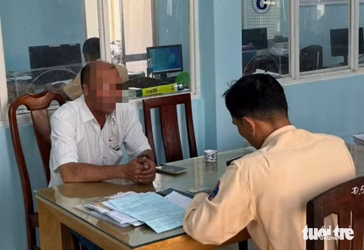 Cảnh sát giao thông làm việc với tài xế xe khách - Ảnh: HOÀI THƯƠNG
