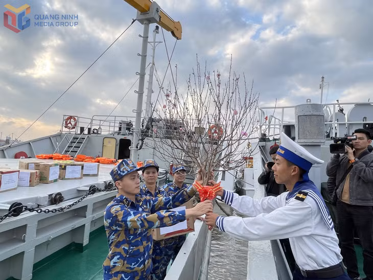 Những món quà nghĩa tình được gửi tới cán bộ, chiến sĩ, chính quyền và nhân dân đặc khu Bạch Long Vĩ; góp phần động viên tinh thần, tiếp thêm niềm tin và khí thế để cán bộ, chiến sĩ và người dân yên tâm công tác, đón Tết nơi đầu sóng ngọn gió.
