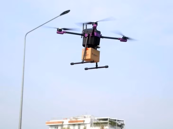 Thiết bị bay không người lái drone giao kiện hàng điện thoại trong buổi thử nghiệm ở TP.HCM mới đây - Ảnh: TRỌNG NHÂN