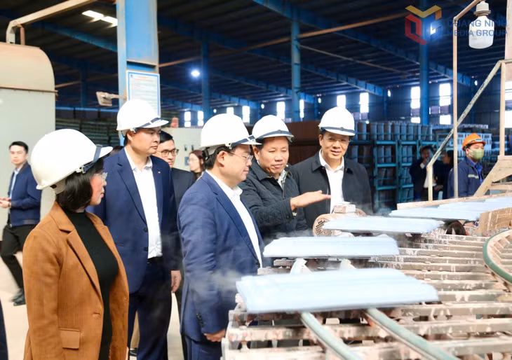 Đồng chí Bí thư Tỉnh ủy và đoàn công tác kiểm tra tại Công ty Cổ phần gạch Clinker Viglacera.