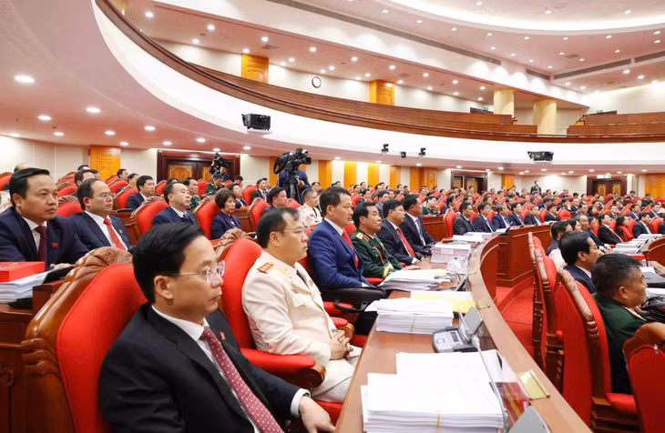 Đồng chí Quản Minh Cường, Ủy viên Ban Chấp hành Trung ương Đảng, Bí thư Tỉnh ủy, Trưởng Đoàn ĐBQH tỉnh cùng các đại biểu dự hội nghị lần thứ nhất Ban chấp hành Trung ương Đảng khóa XIV.