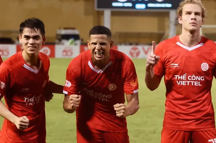 Lucao (giữa) 2 lần sút tung lưới CLB Hải Phòng - Ảnh: TCVT