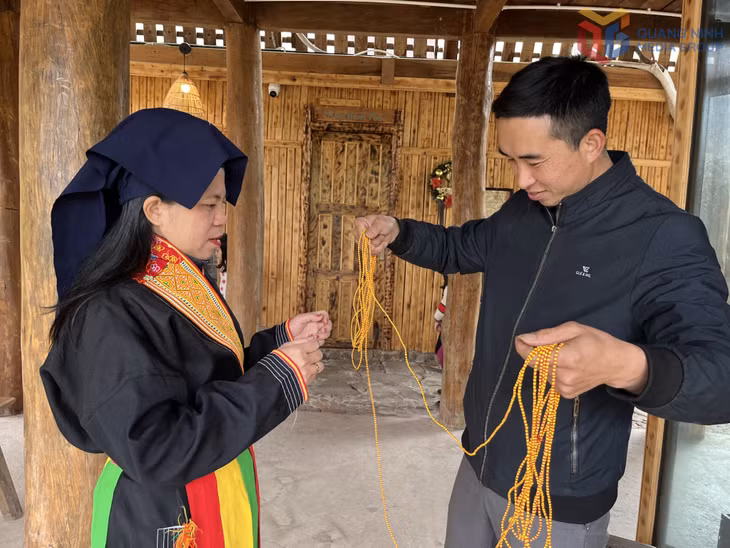 Du khách trải nghiệm mặc trang phục dân tộc Dao tại Khu du lịch cộng đồng Kỳ Thượng Am Váp farm.