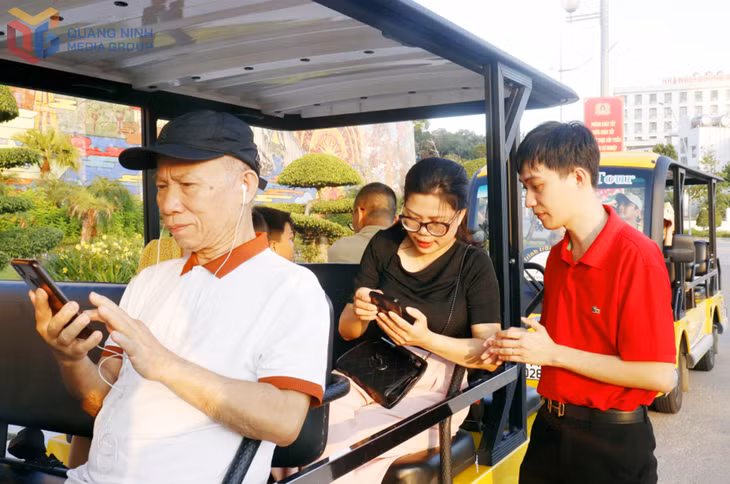 Ứng dụng quét mã QR trong khi tham quan ở Bãi Cháy cùng nhiều trải nghiệm, dịch vụ số được các đơn vị, doanh nghiệp du lịch ứng dụng rộng rãi, tăng sức hấp dẫn với du khách.