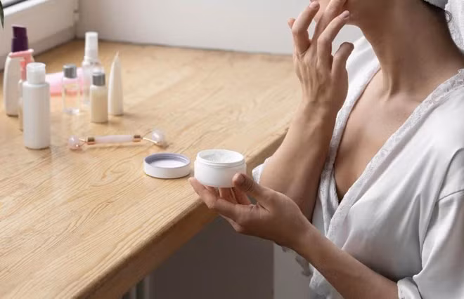 Làn da bị khô vào mùa đông không chỉ do thời tiết mà còn bắt nguồn từ dinh dưỡng, trái cây và rau củ giúp phục hồi da tự nhiên từ bên trong. Ảnh: Thùy Dương