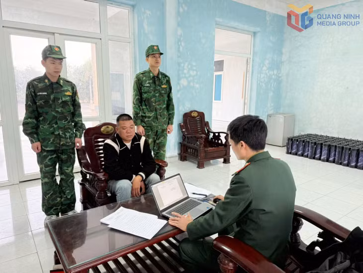 Cán bộ Đồn Biên phòng cửa khẩu cảng Cẩm Phả lấy lời khai đối tượng Hoàng Văn Bình.