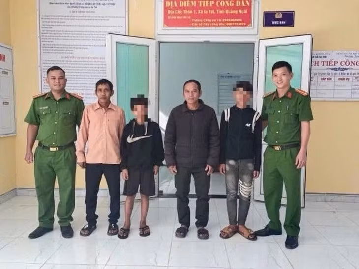 Hai thiếu niên 12 tuổi được lực lượng chức năng bàn giao cho gia đình - Ảnh: Công an xã Ia Tơi