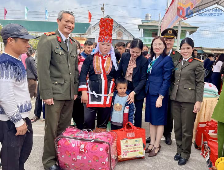 Người dân nhận những phần quà trong 
